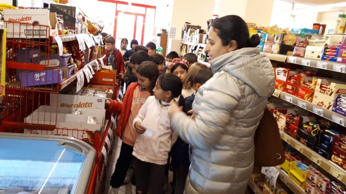 Yerli Malı Haftası kapsamında öğrencilerimiz markete gibi 869 barkod numaralı ürünleri inceleyip alışveriş yaptılar.