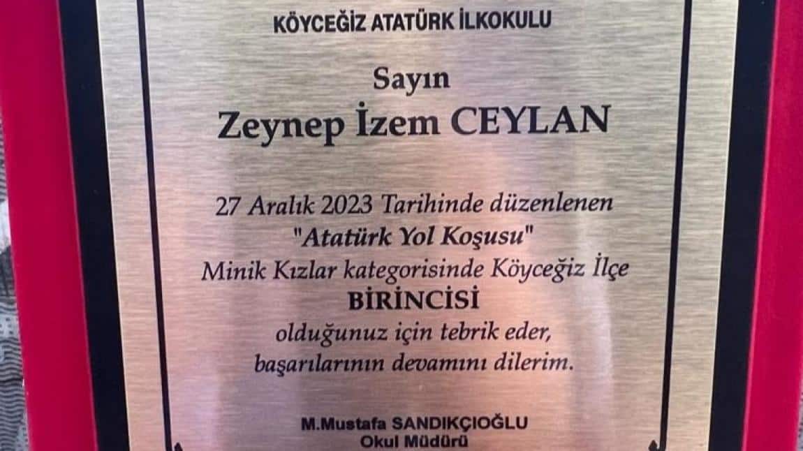 27 Aralık Atatürk Koşusunda Minik Kızlar İlçe Birincisi Zeynep İzem CEYLAN a madalyası ve plaketi okul müdürümüz Mustafa SANDIKÇIOĞLU tarafından verildi. Öğrencimizi tebrik ederim.